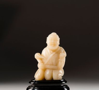 CHINE Jeune enfant tenant une grue, sujet en jade fumé. H: 10 cm