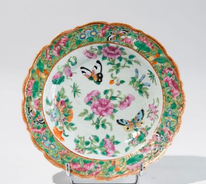 CANTON Plat en porcelaine de Chine, fin du XIXème. De forme circulaire, la bordure...