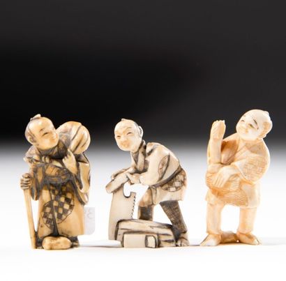 CHINE Paysans, trois sujets en ivoires sculptés. H: 4,5 cm