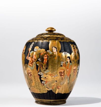 JAPON Satsuma. Vase couvert à côtes à décor de dieux, déesses et dragon, polychrome...
