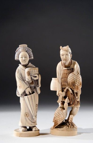 JAPON Couple de pêcheurs en ivoire sculpté, gravé et teinté. Marque sous la base....