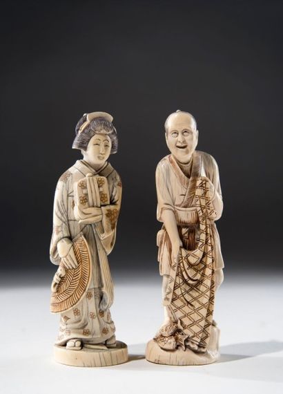 JAPON Couple de pêcheurs, deux sujets en ivoire sculpté, gravé et teinté, H: 21 ...