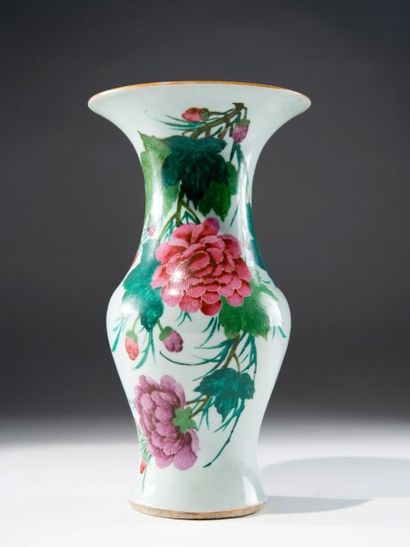 null Vase en porcelaine à décor d'une branche fleurie et d'un poème avec une monture...