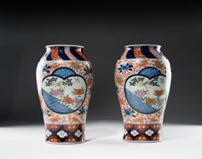 JAPON Paire de vases en porcelaine à décor de fleurs et volatiles, XIXème siècle....