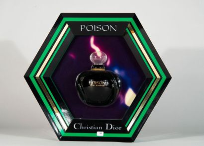 Christina DIOR Poison Esprit de parfum, flacon factice inclus au centre d'une enseigne...