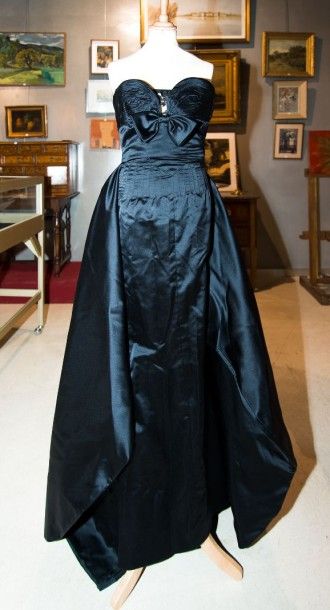 VALENTINO Boutique Robe du soir en soie noir. Corsage bustier, plissé au niveau de...