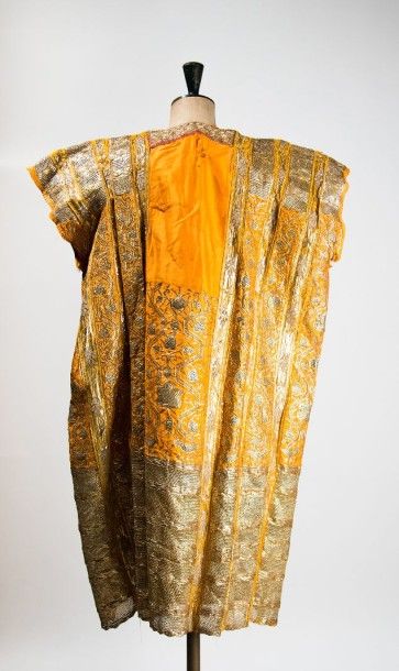 TUNISIE Robe de mariage brodée de fils d'argent (fond orange). Vers 1900.