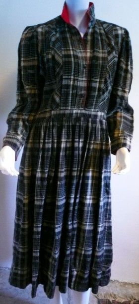 Kenzo. Paris. Circa 1980 Robe en sergé de laine à carreaux tissés noir sur fond naturel....