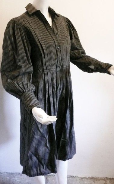 Kenzo. Paris. Circa 1980 Robe en coton, forme chemise, rayures noires et blanches...