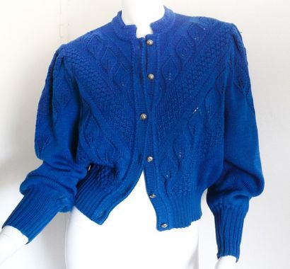 Stapf. Made in Austria Gilet court en laine tricotée bleue formant des motifs de...