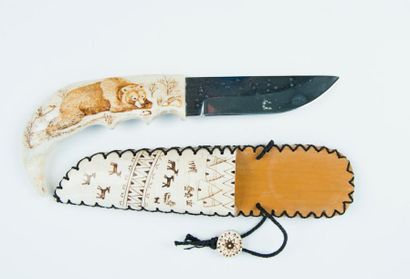 null Couteau de chasse, lame décorée, poignée gravée d'un ours terminée par une griffe...