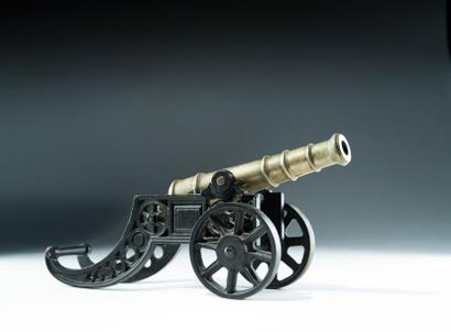 null Modèle de canon en bronze, Longueur du fût: 30 cm, monture à roues en métal