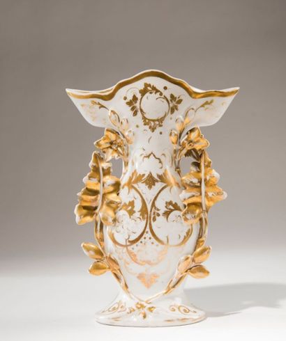 null Vase en porcelaine à décor floral doré, Epoque Louis-Philippe, H: 34 cm