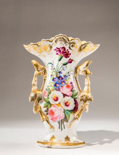null Vase en porcelaine polychrome et doré, Epoque Restauration, H: 36 cm