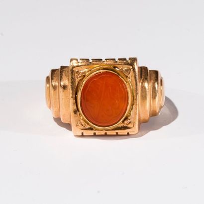 null Bague chevalière en or jaune, ornée en serti clos d'une opaline gravée de caractères...