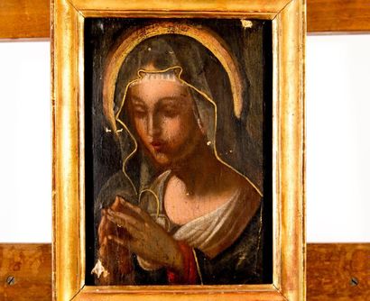 ECOLE ITALIENNE DU XVIIème SIECLE La Vierge en prière. Huile sur panneau, porte un...