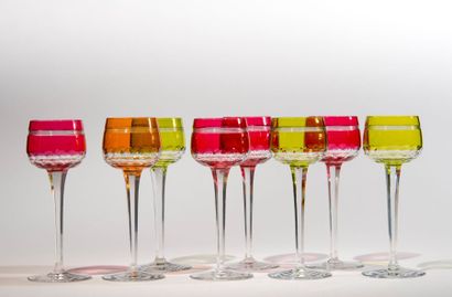 BACCARAT Huit verres à vin du Rhin en cristaux de couleur, forme 10254, taille 7743.
Le...