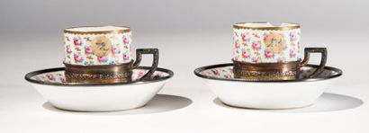 null Paire de tasses et sous-tasses porcelaine à décor de fleurs et argent
Accident...