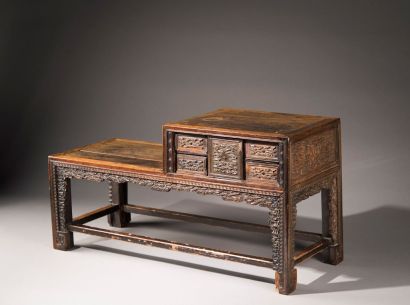 CHINE, XIXÈME SIÈCLE Petit meuble bas de lettré en bois sculpté.
Rectangulaire, la...