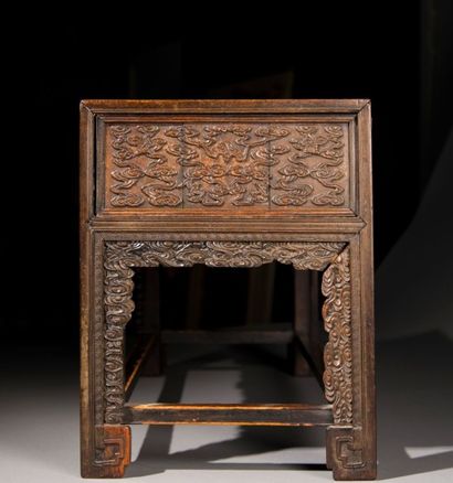 CHINE, XIXÈME SIÈCLE Petit meuble bas de lettré en bois sculpté.
Rectangulaire, la...