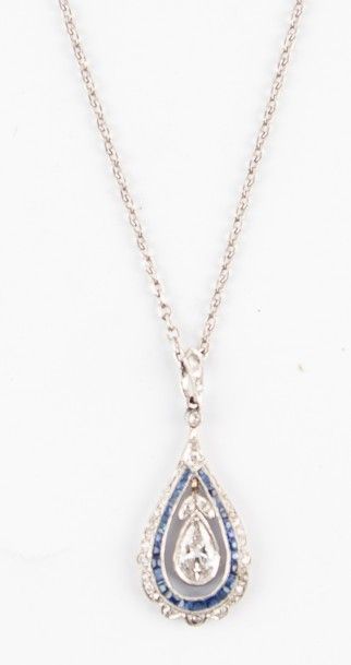 null Chaîne en or gris, pendentif "goutte" diamants et saphirs, vers 1910.
Poinçon...