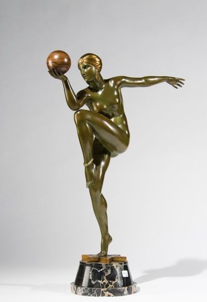 Maurice GUIRAUD-RIVIÈRE (1881-1947) Danseuse à la boule - variante du modèle "Stella".
Edition...