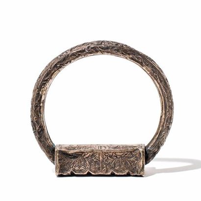 PERSE Bracelet de cheval en alliage d'argent à décor floral stylisé. XIXème siècle.
Diam:...