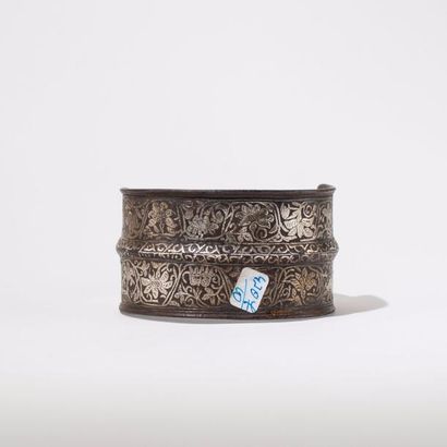 PERSE Etrier rond en métal niellé argent à décor floral. XVIIIème ou XIXème siècle.
H:...