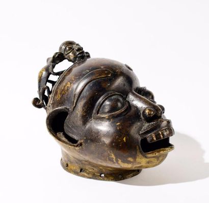 Bénin, dans le goût du XVIIIème siècle Tête en bronze ajouré décor anthropomorphe...