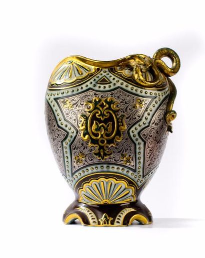 Vase en céramique émaillé et doré à décor...