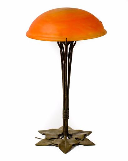 Paul-Louis BRINDEAU DE JARNY (1858-1939) Lampe, pied en fer forgé à motif de feuilles...
