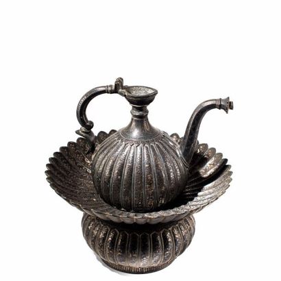 Travail otoman XIXe Aiguière et son bassin, en métal à décor floral incrusté en argent.
H...