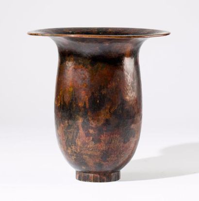Théodore CHANUT (1872 - ?) Vase en dinanderie à décor d'oxydes métalliques nuancés.
Base...