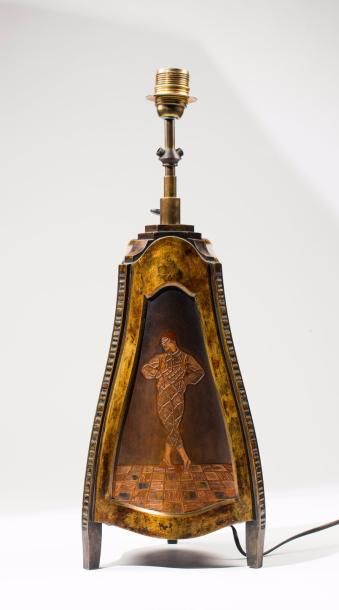 Théodore CHANUT (1872 - ?) Lampe à hauteur réglable en laiton gravé et oxydes métalliques...