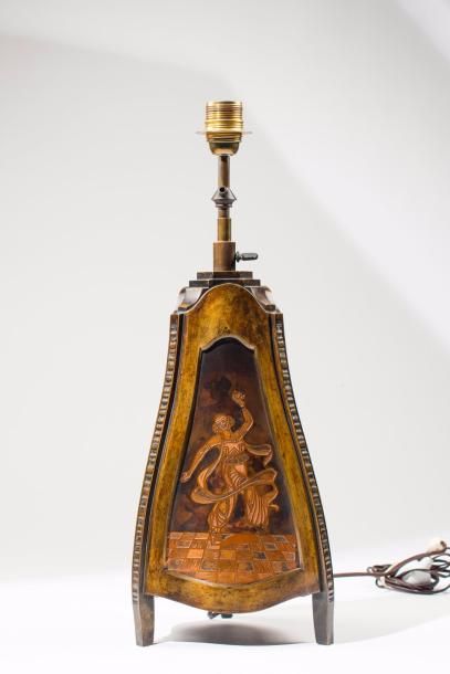 Théodore CHANUT (1872 - ?) Lampe à hauteur réglable en laiton gravé et oxydes métalliques...