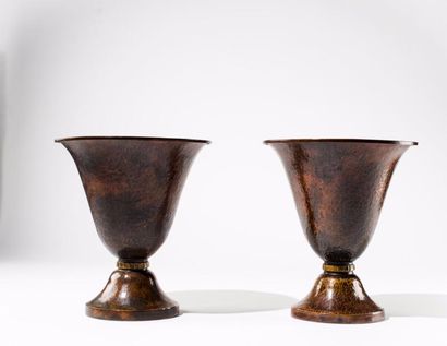 Théodore CHANUT (1872 - ?) Paire de vases en dinanderie à décor martelé et patiné...