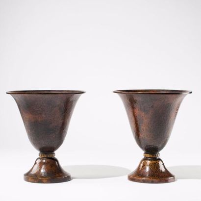 Théodore CHANUT (1872 - ?) Paire de vases en dinanderie à décor martelé et patiné...