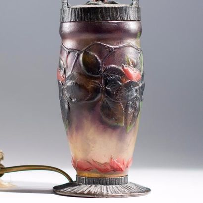 Gabriel ARGY ROUSSEAU (1885-1953) Pied de lampe en pâte de verre à décor de fleurs...