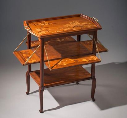 Louis MAJORELLE (1859-1926) Table à thé à plateau supérieur mobile et quatre tablettes...