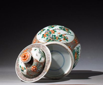 CHINE Pot couvert en porcelaine polychrome. Famille verte, XXème siècle.
H: 32 cm....