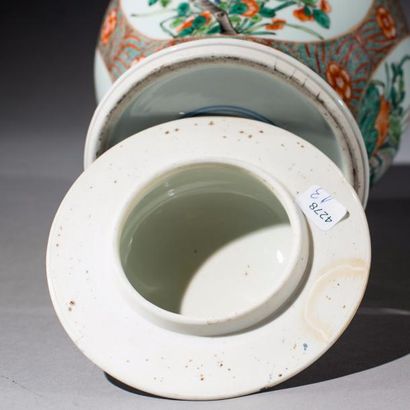CHINE Pot couvert en porcelaine polychrome. Famille verte, XXème siècle.
H: 32 cm....