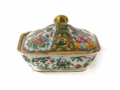 CHINE, CANTON Légumier couvert en porcelaine à décor de scènes de palais dans des...