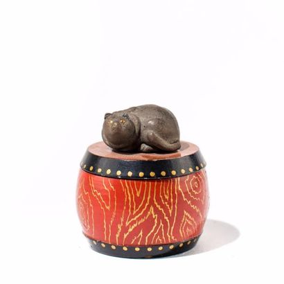 Japon, Kyoto Boîte en céramique laquée rouge et dorée à décor d'un chat sur un tambour.
H:...