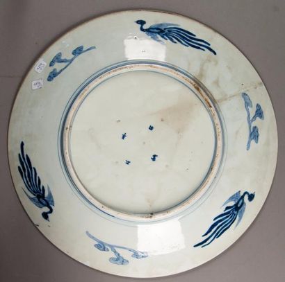 Japon, Imari Paire de plats circulaires en porcelaine polychrome bleu et rouge et...