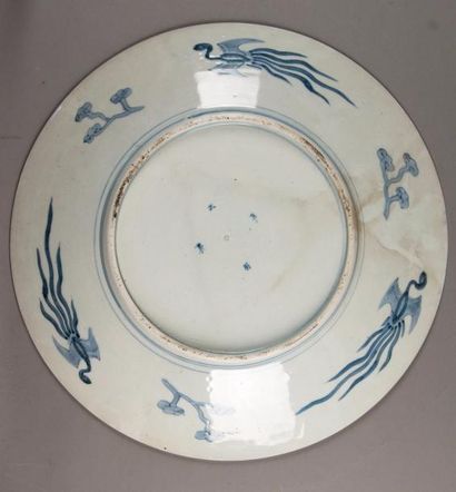 Japon, Imari Paire de plats circulaires en porcelaine polychrome bleu et rouge et...
