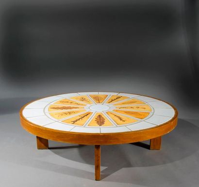 null Roger CAPRON (1922-2006). Table basse ovale, plateau en grès et faïence à décor...