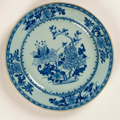 null Chine. Plat en porcelaine à décor floral en camaïeu de bleu. XVIIIème siècle....