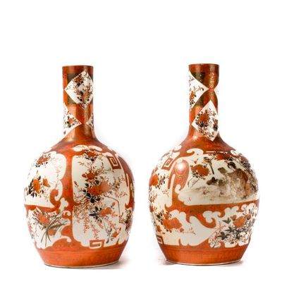 null Japon, Kutani. Paire de vases en porcelaine, décor floral, marqué sur les fonds....