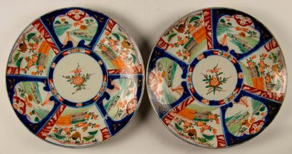 null Japon, Imari. Paire de plats à décor polychrome dans des réserves. XIXème siècle....