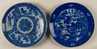null Chine. Deux plats en porcelaine à décor en camaïeu de bleu, début XXème siècle....